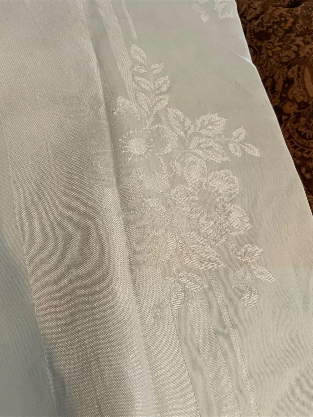 Bardwil Imported Damask “Grandeur” 64” X 84” Tablecloth & 8 Matching napkins